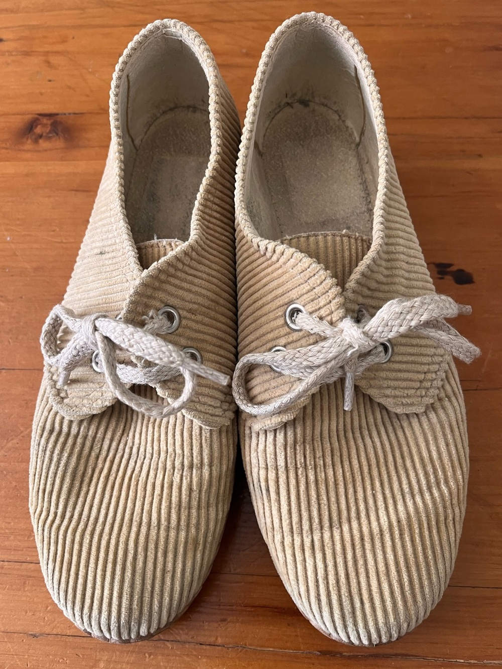 VINTAGE 196Os-1980s Rohde Women’s Corduroy Lace-Up Flats in Beige